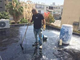 אליאור מ"כתר איטום וזיפות גגות" מבצע מריחת זפת על גג